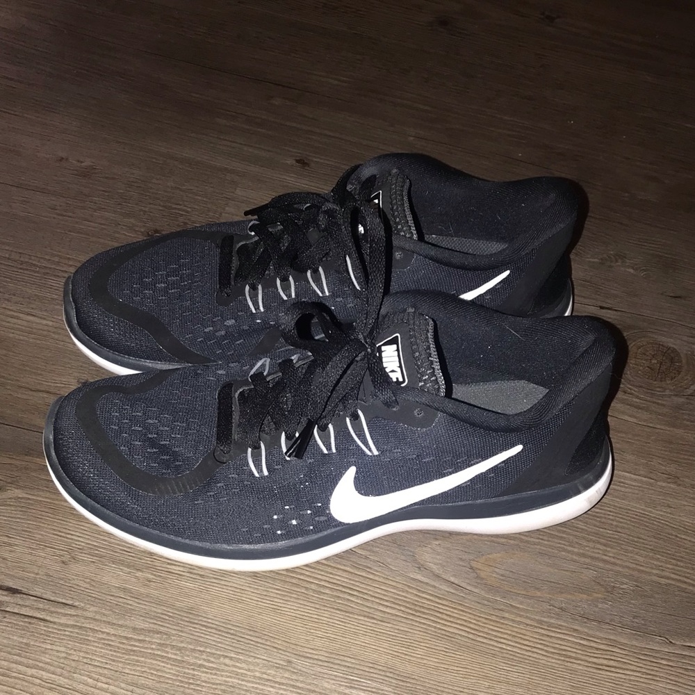 Women’s black Nike free run 2017